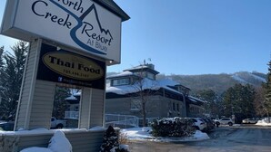 A North Creek Resort sign with a Thai Food restaurant below it.