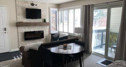 Bright Hillside Studio Condo w/Mountain View, Full Kitchen & Private Patio