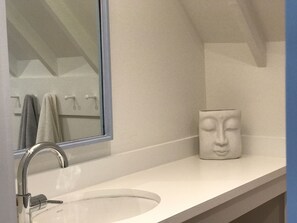 Ensemble douche/baignoire, sĂšche-cheveux, serviettes fournies