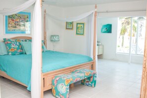 3 habitaciones, escritorio y tabla de planchar con plancha