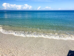 En la playa, camastros y toallas de playa