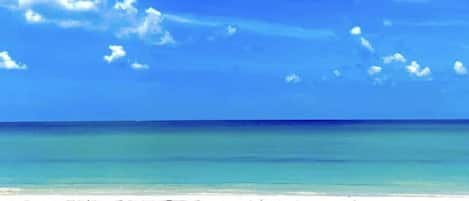 Sur la plage, chaise longue, serviettes de plage