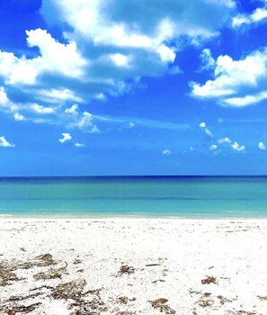 På stranden, solsenger og strandhåndklær