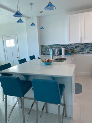 Fridge, microwave, oven, stovetop - Beachfront 3 bedrooms 2 bath house . Walk out into the sand🐬 (Bonita Beach)