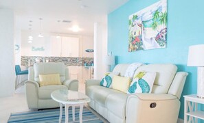 Smart TV, DVD player, books, music library - Beachfront 3 bedrooms 2 bath house . Walk out into the sand🐬 (Bonita Beach)