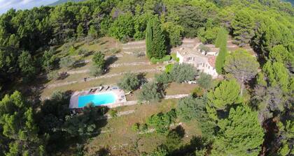 Vieux mas en pierre avec piscine privée et vue spectaculaire, trÚs paisible