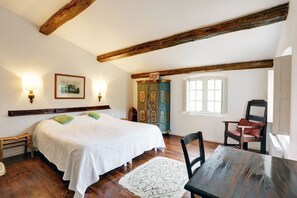 4 chambres, bureau, chambres insonorisées, fer et planche à repasser