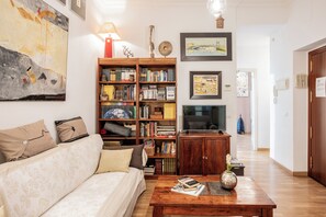 Smart-TV, DVD-Player, Bücher, Musikbibliothek