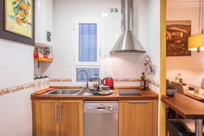 Kühlschrank, Mikrowelle, Herdplatte, Geschirrspüler