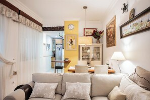 Smart TV, lettore DVD, libri, biblioteca musicale