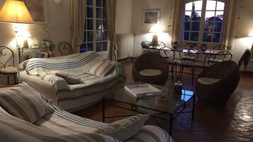 Télévision, cheminée, table de tennis de table, livres