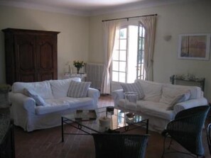 Télévision, cheminée, table de tennis de table, livres