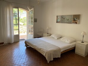 5 chambres, coffres-forts dans les chambres, fer et planche à repasser