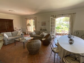 Fernseher, Kamin, Tischtennisplatte, Bücher