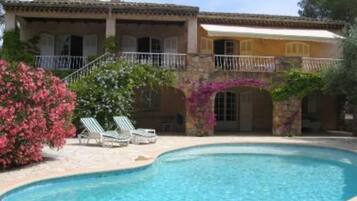 Een buitenzwembad en een verwarmd zwembad