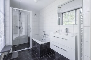 Regadera y papel de baño 