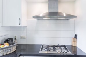 Fridge, microwave, oven, stovetop - A spacious and pleasant house in the woods of Beekbergen. Free WiFi. (Beekbergen)