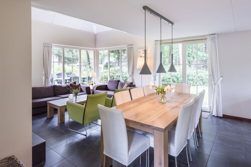 A spacious and pleasant house in the woods of Beekbergen. Free WiFi.