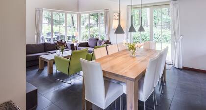 A spacious and pleasant house in the woods of Beekbergen. Free WiFi.