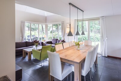 A spacious and pleasant house in the woods of Beekbergen. Free WiFi.