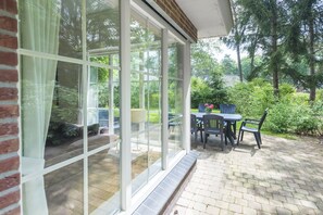 Outdoor dining - A spacious and pleasant house in the woods of Beekbergen. Free WiFi. (Beekbergen)