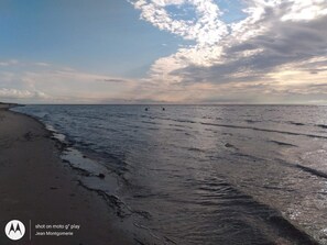 Ligstoelen aan het strand