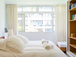 3 makuuhuonetta, tallelokero huoneessa, silitysrauta/-lauta