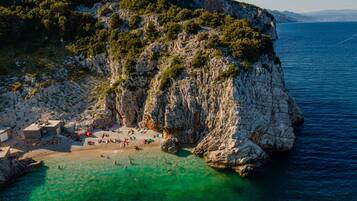 Beach nearby, sun loungers, beach towels