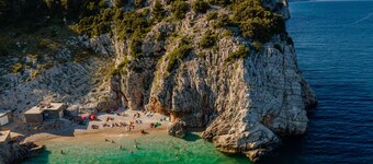 Tout neuf, avec piscine à débordement, juste au bord de la piscine