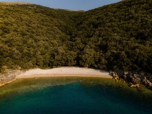 Beach nearby, sun-loungers, beach towels