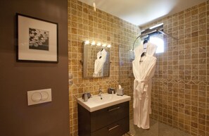 Bathtub, jetted tub, hair dryer, towels