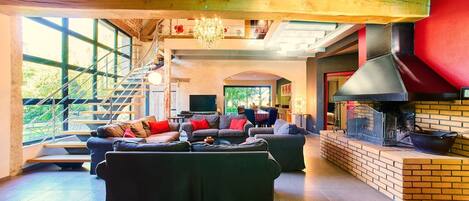 Smart-tv, een open haard, een dvd-speler en tafelvoetbal