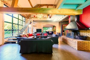 Smart TV, fireplace, DVD player, table football