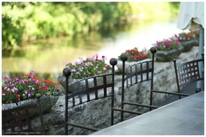 Outdoor dining - Large property in Burgundy, riverside garden, private indoor pool (argilly)