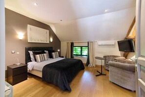 7 bedrooms, iron/ironing board, travel crib, WiFi - Large property in Burgundy, riverside garden, private indoor pool (argilly)