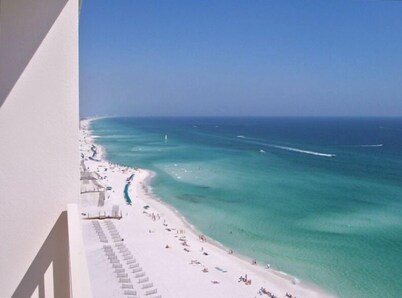 GULF FRONT.. with Amazing views! Beach Tiki Bar! 3 Pools! LOCATION!
