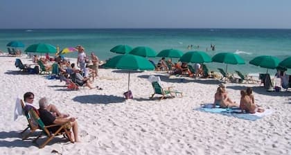 GULF FRONT.. with Amazing views! Beach Tiki Bar! Zero entry pool
Great Location