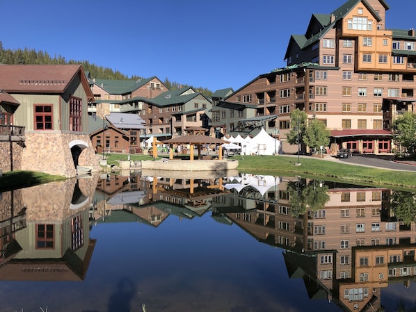 Exterior - Ski in/out condo,K Bed,memory foam Q pull-out,xbox,deck has grill,shared hot tub (Winter Park)