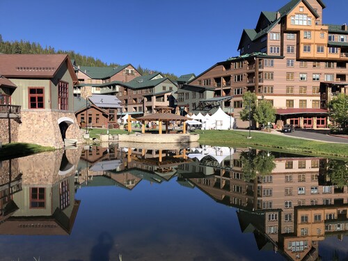 Ski in/out condo,K Bed,memory foam Q pull-out,xbox,deck W/grill,shared hot tub