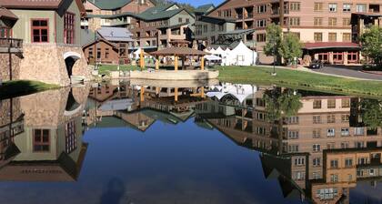 Ski in/out condo,K Bed,memory foam Q pull-out,xbox,deck W/grill,shared hot tub