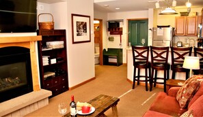 Smart TV, fireplace, video games, DVD player - Ski in/out condo,K Bed,memory foam Q pull-out,xbox,deck has grill,shared hot tub (Winter Park)