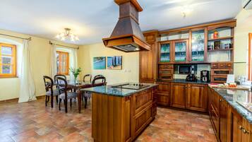 Jääkaappi, mikroaaltouuni, uuni, liesi