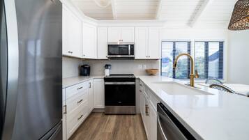 Geladeira, micro-ondas, cooktop, lava-louças