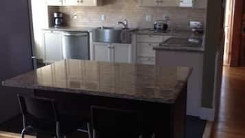 Microwave, stovetop, dishwasher, coffee/tea maker