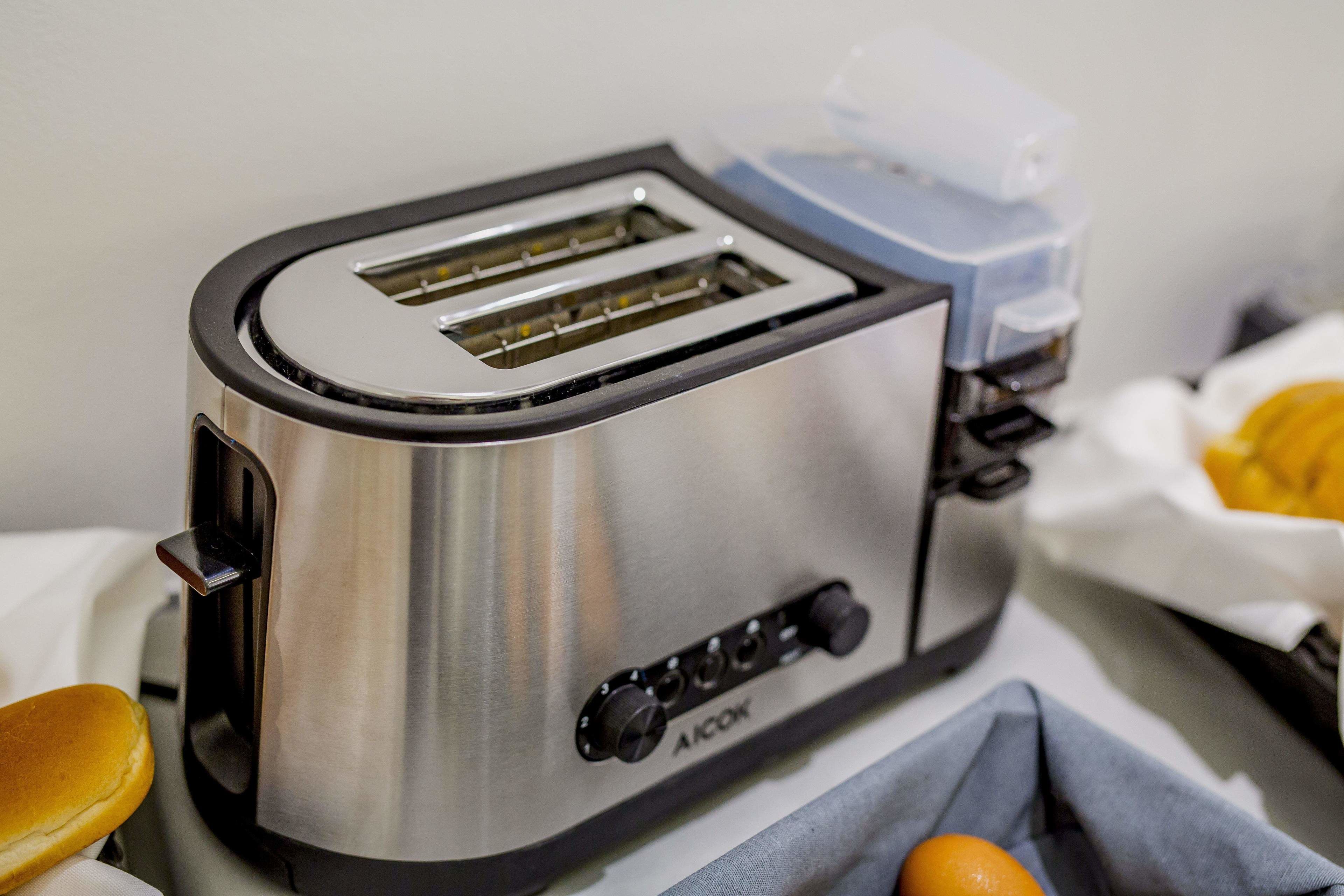 Un grille-pain doté d’un distributeur d’eau et d’une fente pour le pain.