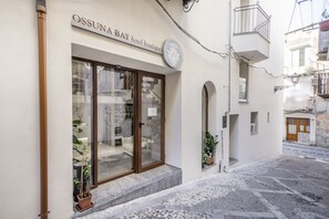 Front of property - Ossuna bay hotel boutique (Cefalù)