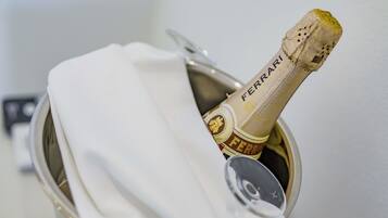 Une bouteille de champagne dans un seau blanc, avec un stéthoscope placé à côté.