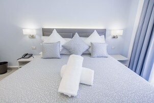 Habitación básica doble, 1 cama de matrimonio | Edredones de plumas, minibar, caja fuerte y escritorio