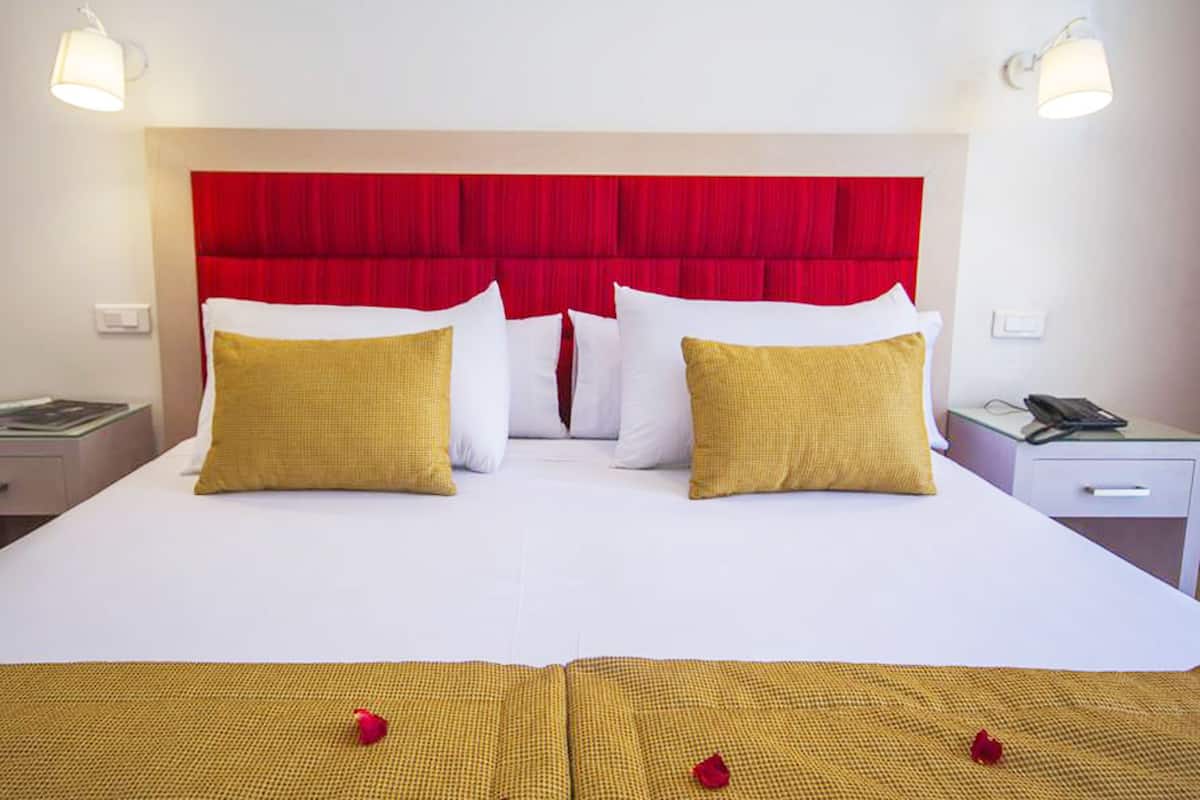 Ropa de cama de alta calidad y minibar 