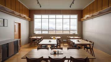 供應早餐、午餐及晚餐